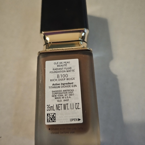 Cle de peau radiant fluid foundation. 36 ml net weight. - Picture 4 of 7